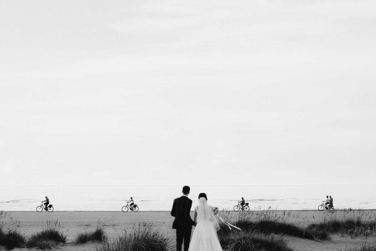 Pozitīvas kāzas Vecrīgā un Jūrmalā ar zagsu, lietu un busiņu