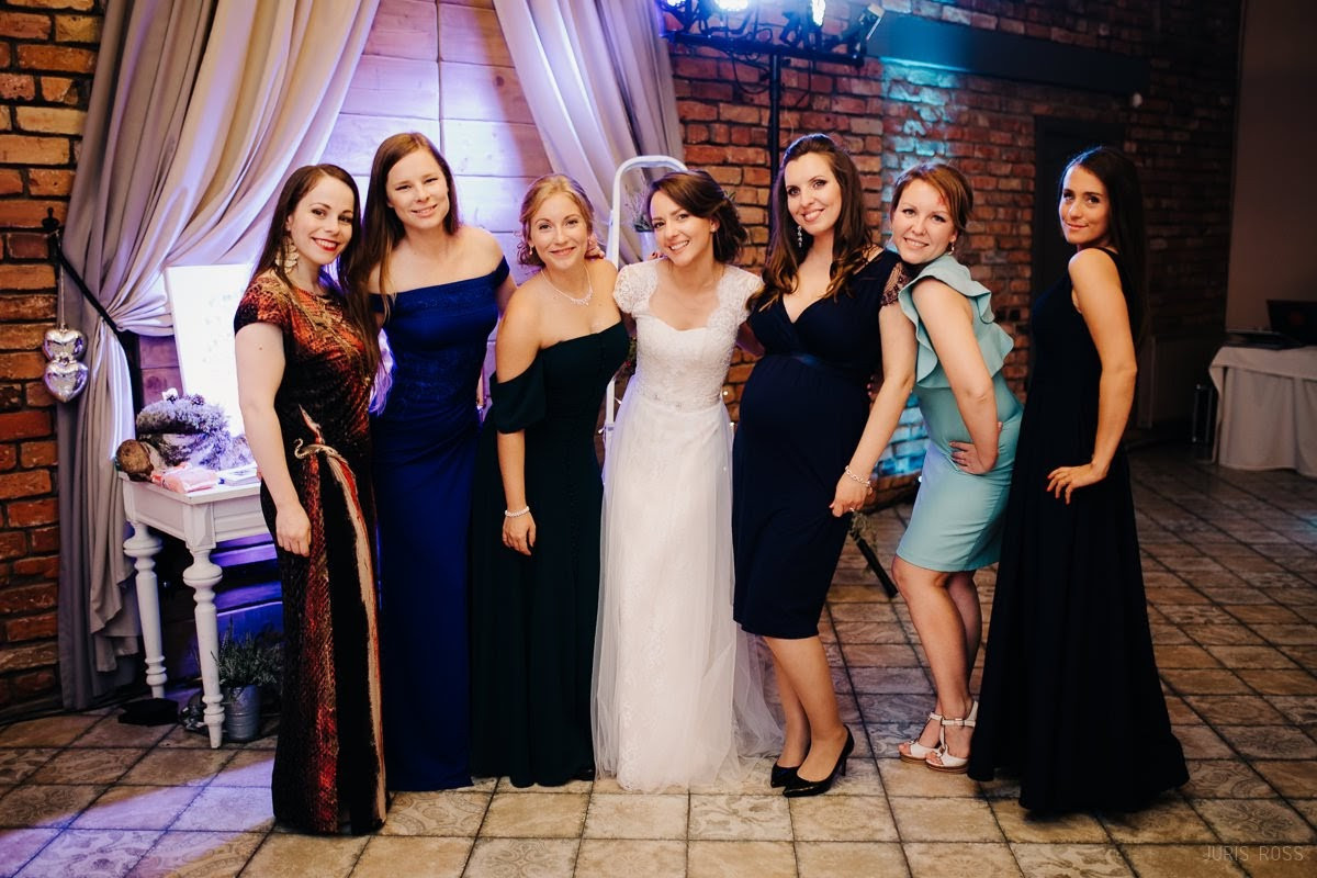 Kāzas rudenī lietainā dienā ar Vecrīgā