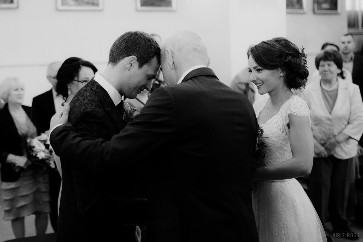 Kāzas rudenī lietainā dienā ar Vecrīgā