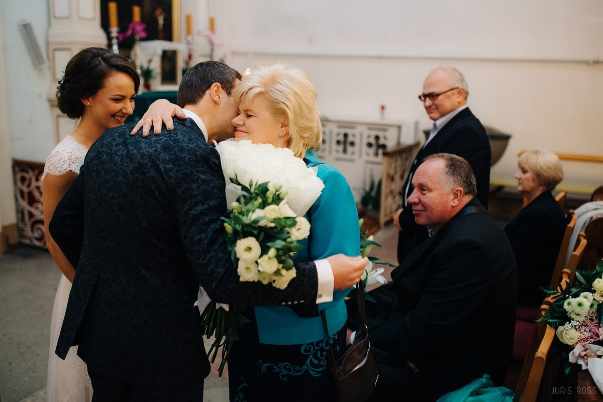 Kāzas rudenī lietainā dienā ar Vecrīgā