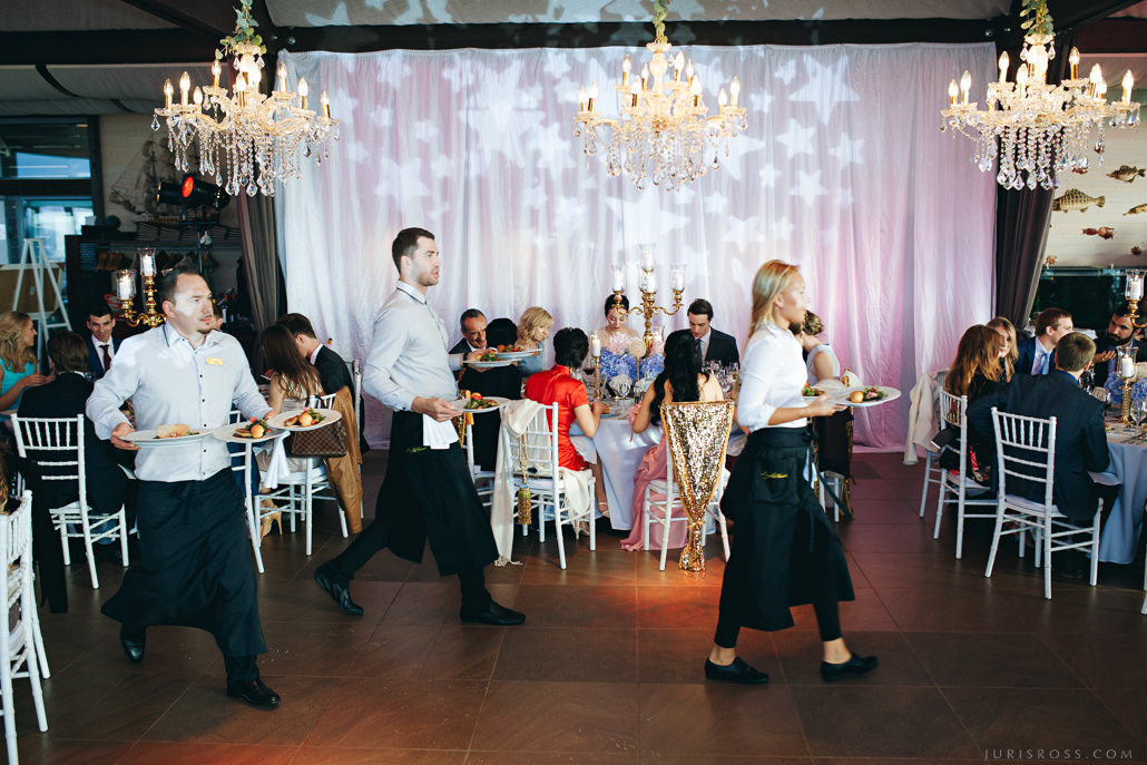 Kāzas LightHouse Jurmala ar ceremonija pludmalē un Augu māja noformēju
