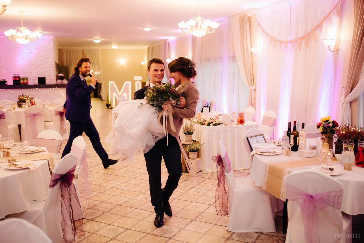 Kāzas rudenī lietainā dienā ar Vecrīgā