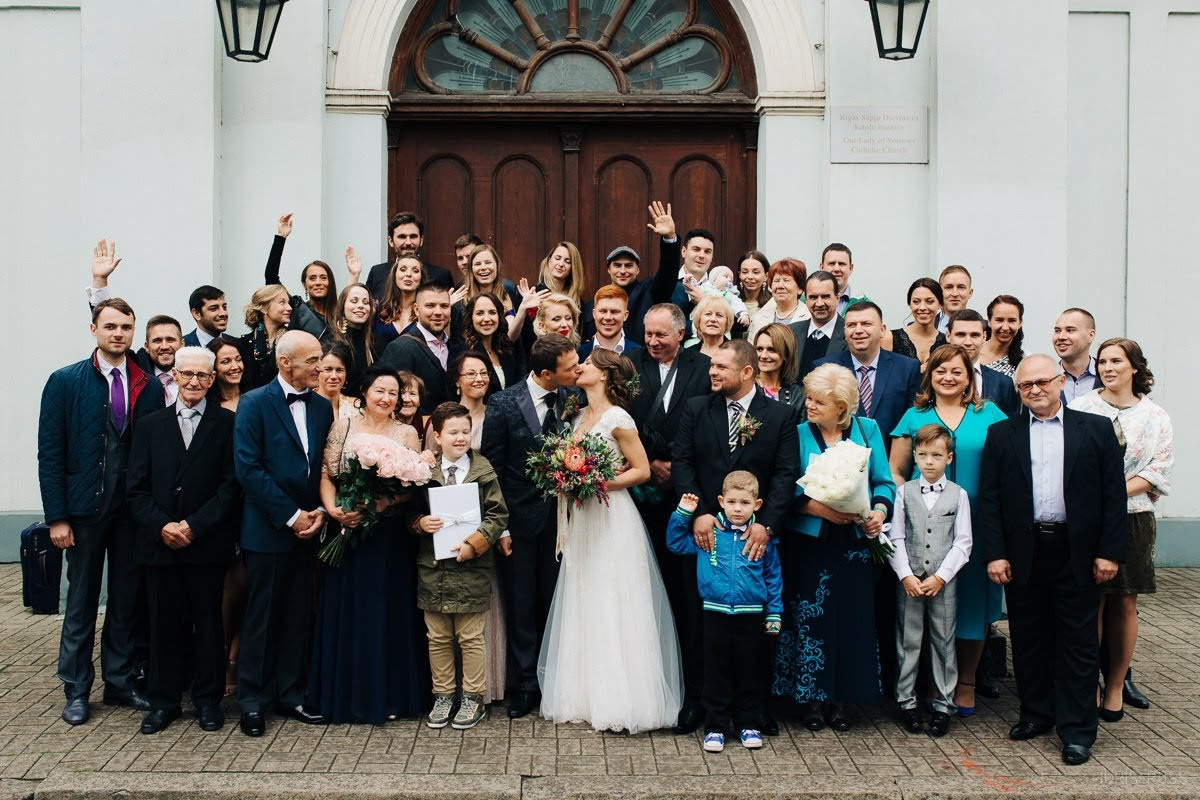 Kāzas rudenī lietainā dienā ar Vecrīgā