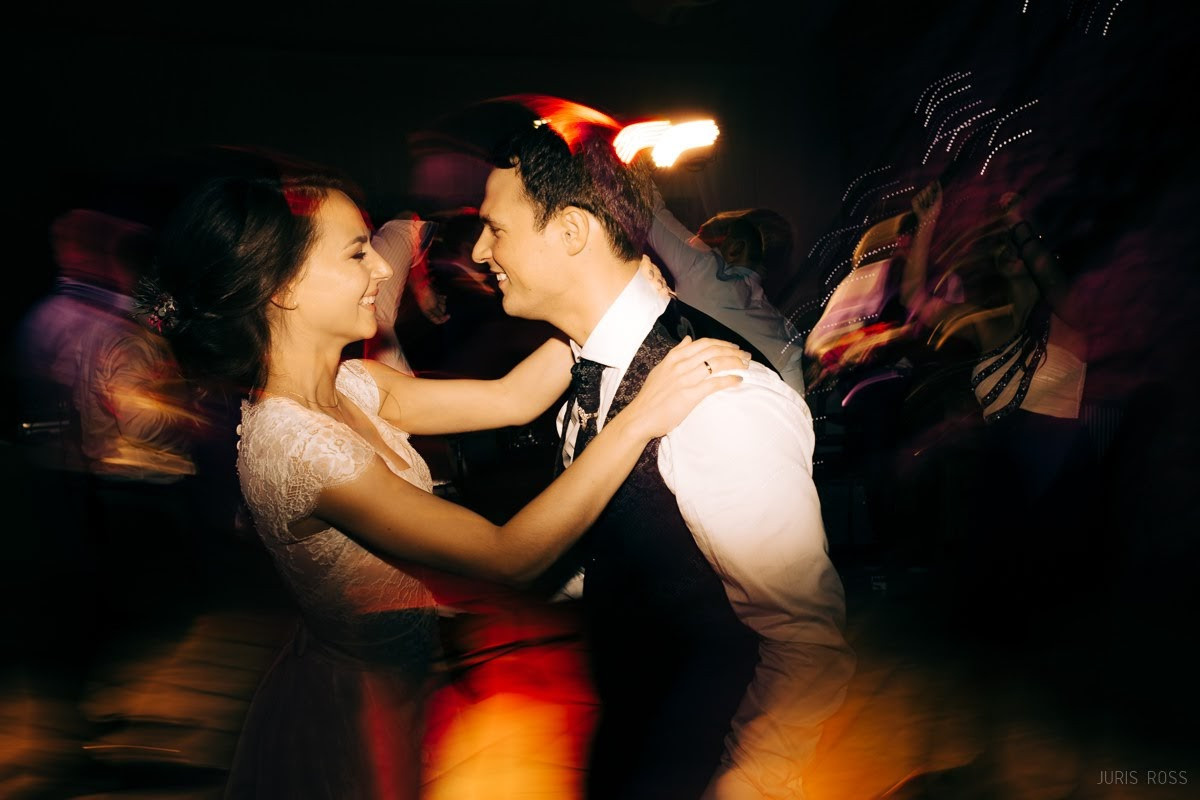 Kāzas rudenī lietainā dienā ar Vecrīgā