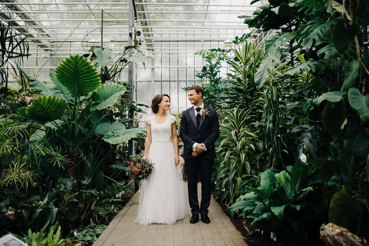 Kāzas rudenī lietainā dienā ar Vecrīgā