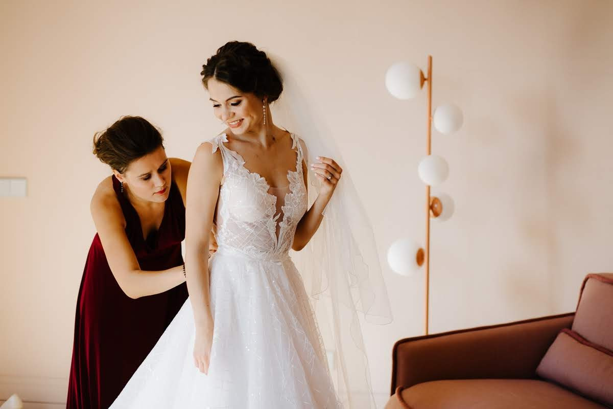 Pozitīvas kāzas Vecrīgā un Jūrmalā ar zagsu, lietu un busiņu