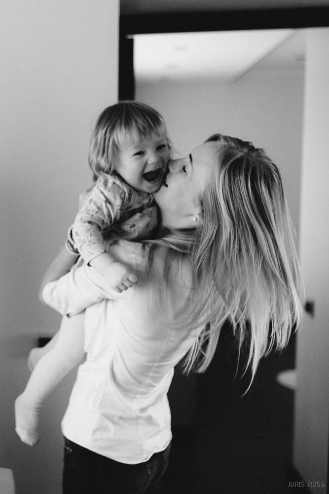 Fotosesija mājās ar dzīvām emocijām un īstām atmiņām