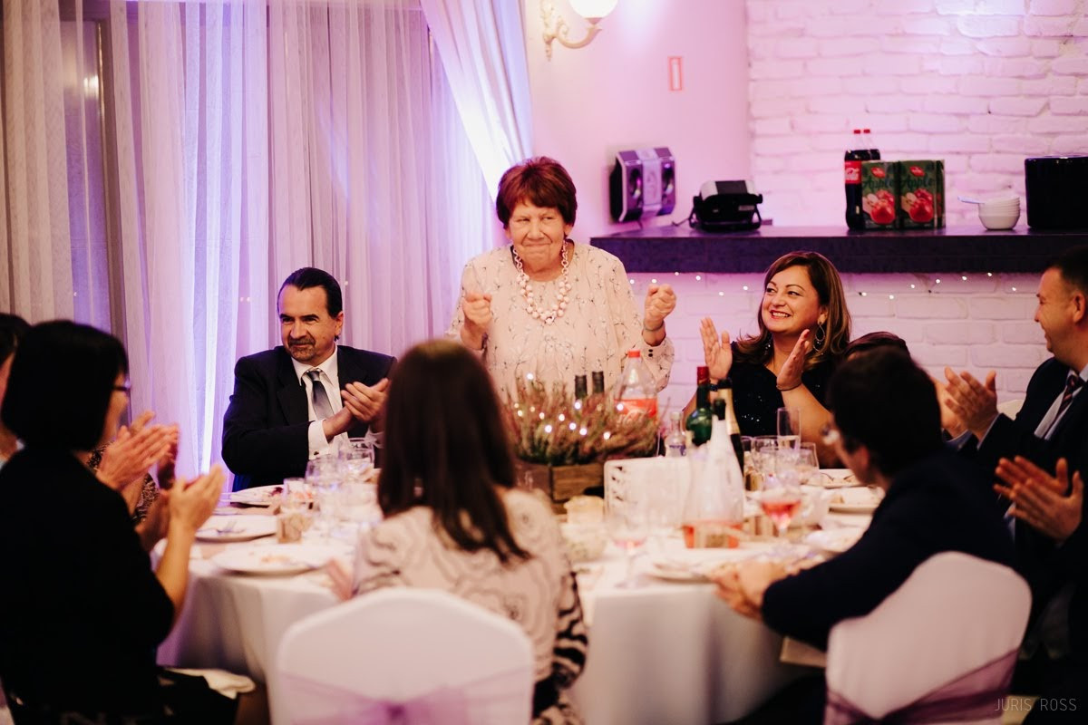 Kāzas rudenī lietainā dienā ar Vecrīgā