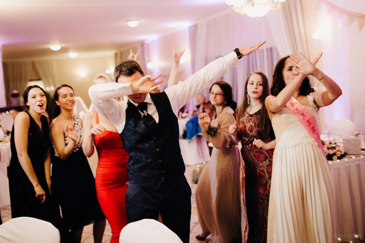 Kāzas rudenī lietainā dienā ar Vecrīgā