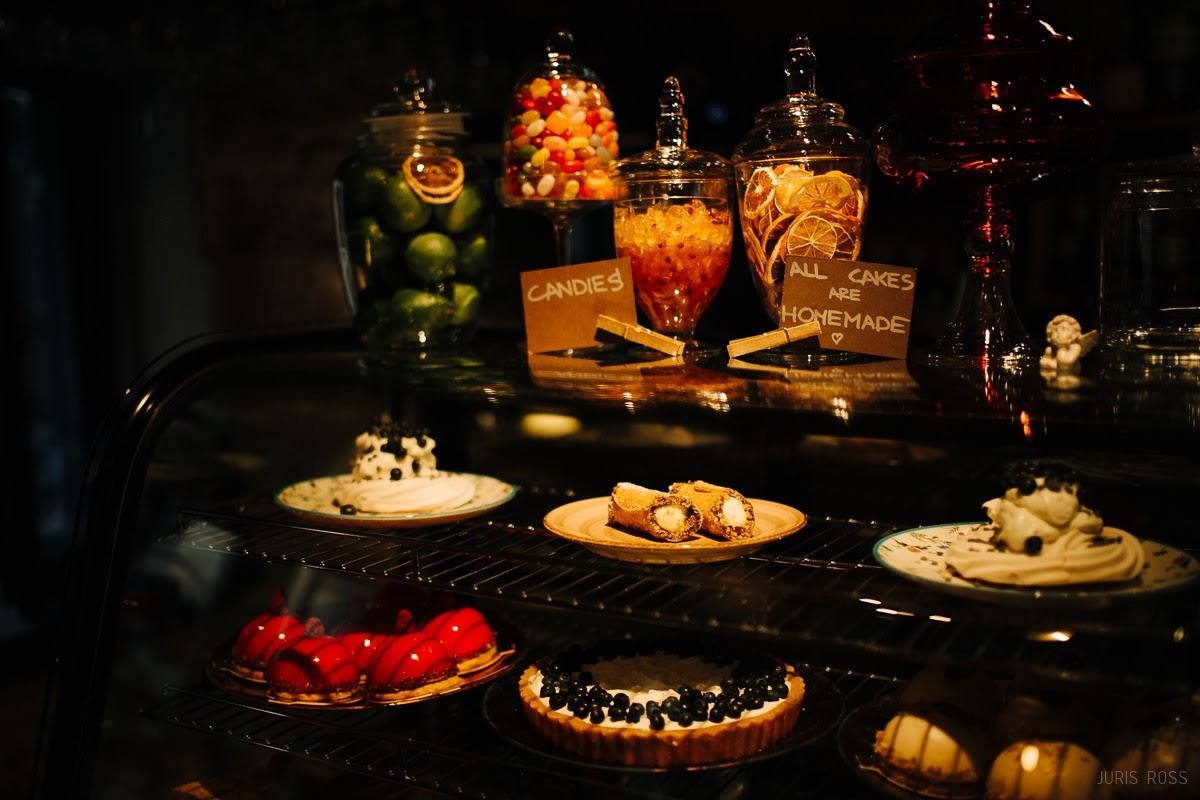 Kāzas rudenī lietainā dienā ar Vecrīgā