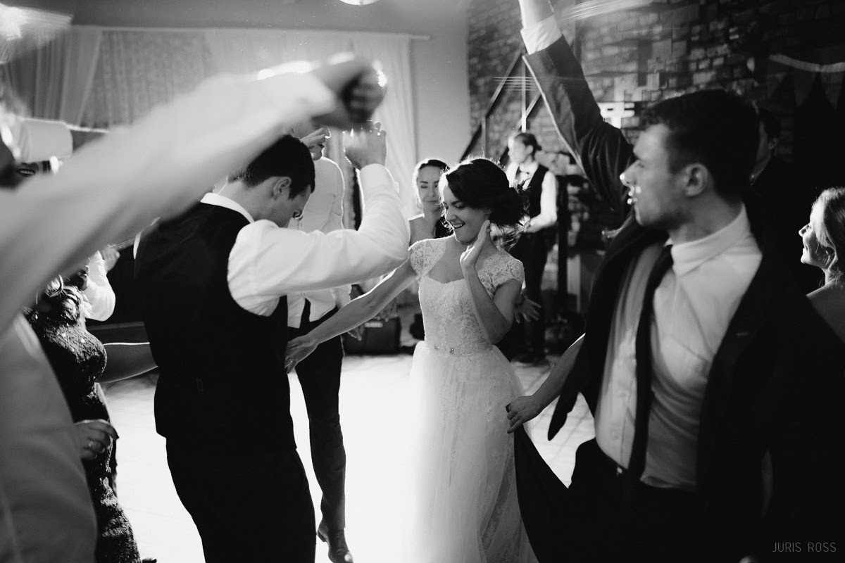 Kāzas rudenī lietainā dienā ar Vecrīgā