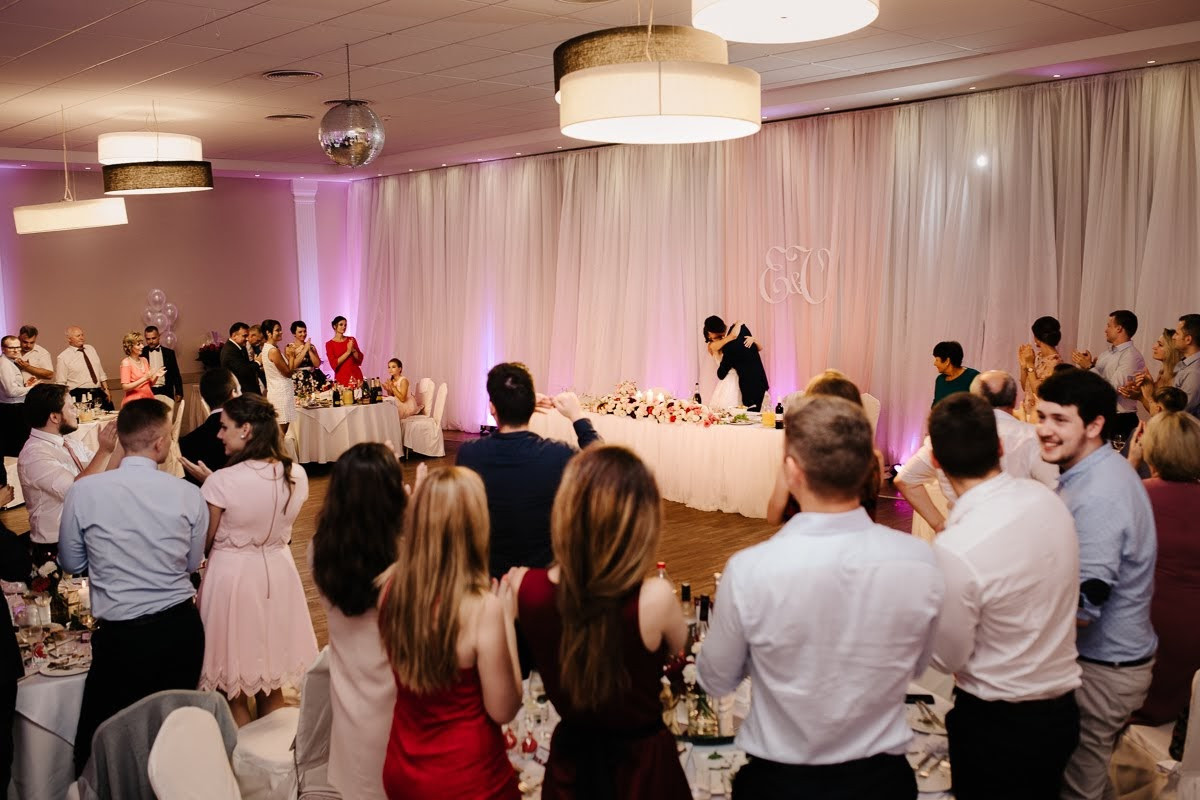 Pozitīvas kāzas Vecrīgā un Jūrmalā ar zagsu, lietu un busiņu