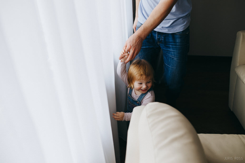 Fotosesija mājās ar dzīvām emocijām un īstām atmiņām