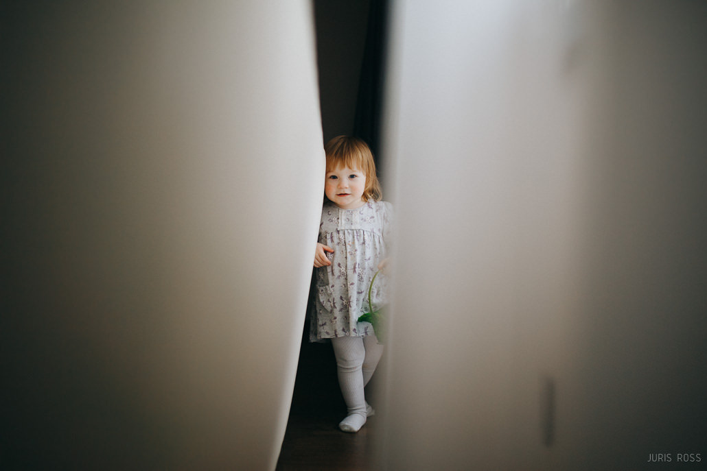 Fotosesija mājās ar dzīvām emocijām un īstām atmiņām