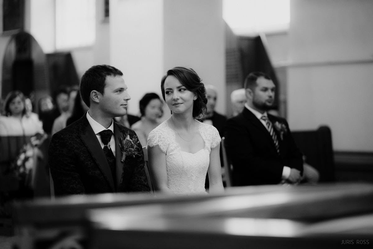 Kāzas rudenī lietainā dienā ar Vecrīgā