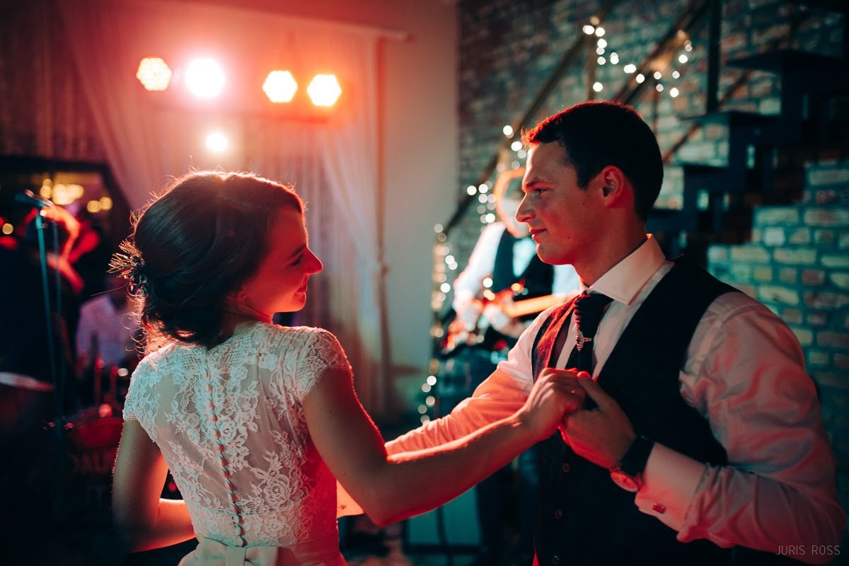 Kāzas rudenī lietainā dienā ar Vecrīgā