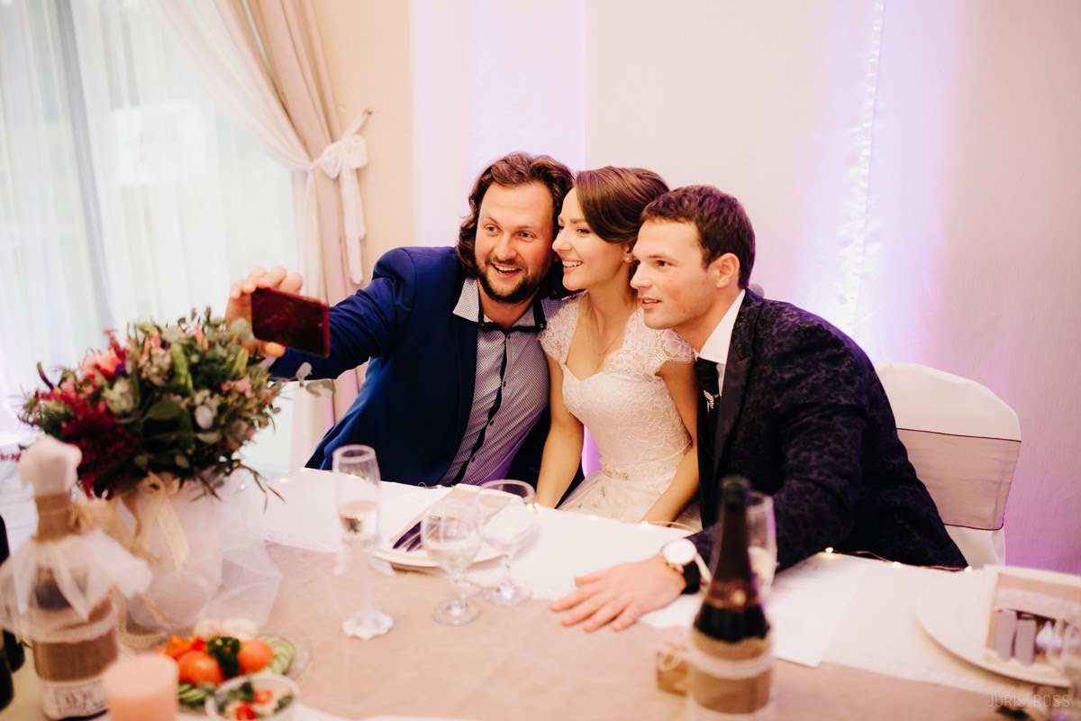 Kāzas rudenī lietainā dienā ar Vecrīgā