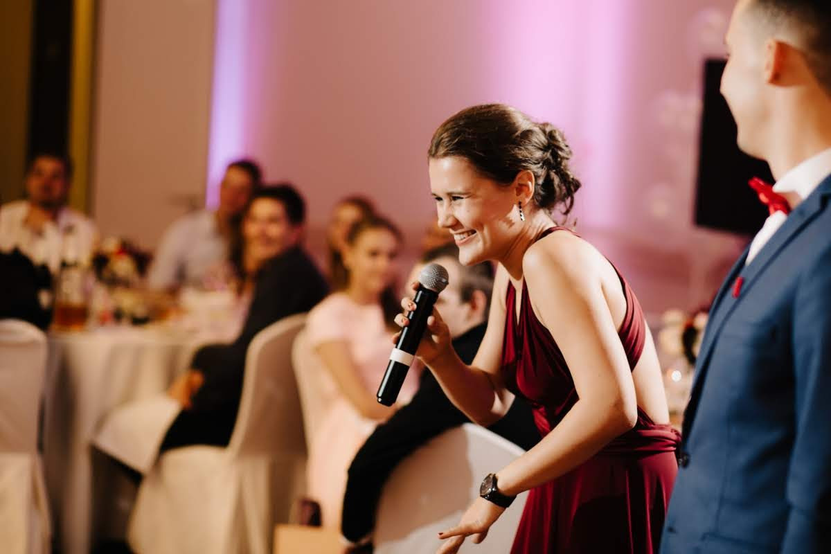 Pozitīvas kāzas Vecrīgā un Jūrmalā ar zagsu, lietu un busiņu