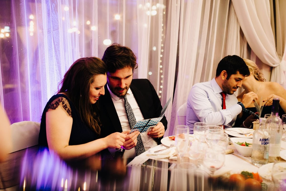 Kāzas rudenī lietainā dienā ar Vecrīgā