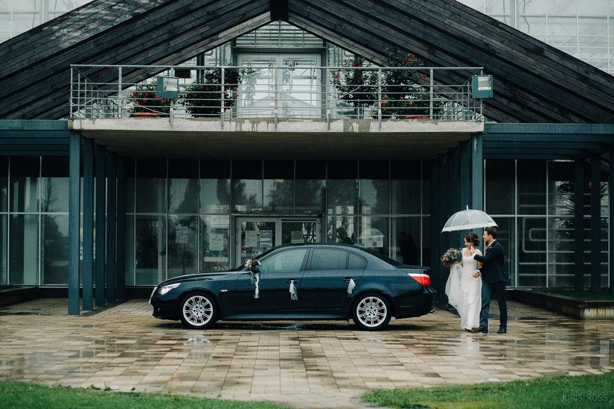 Kāzas rudenī lietainā dienā ar Vecrīgā