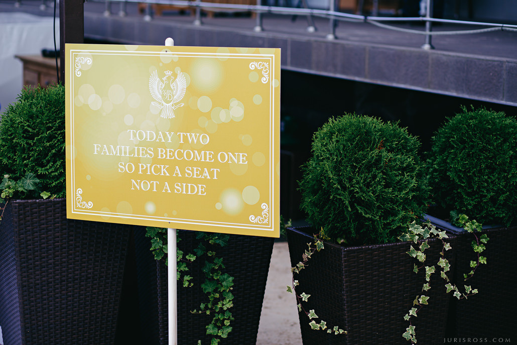 Kāzas LightHouse Jurmala ar ceremonija pludmalē un Augu māja noformēju