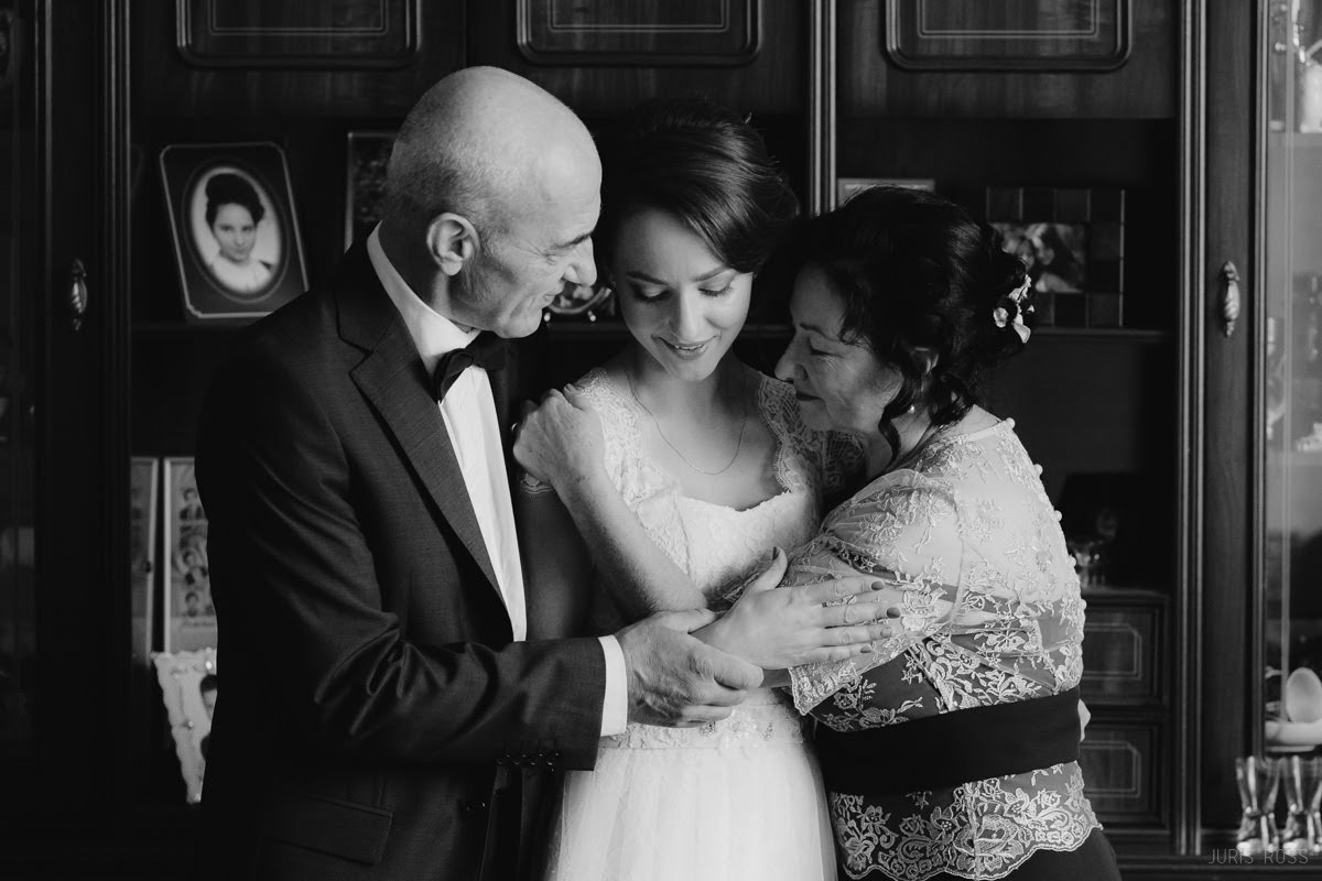 Kāzas rudenī lietainā dienā ar Vecrīgā