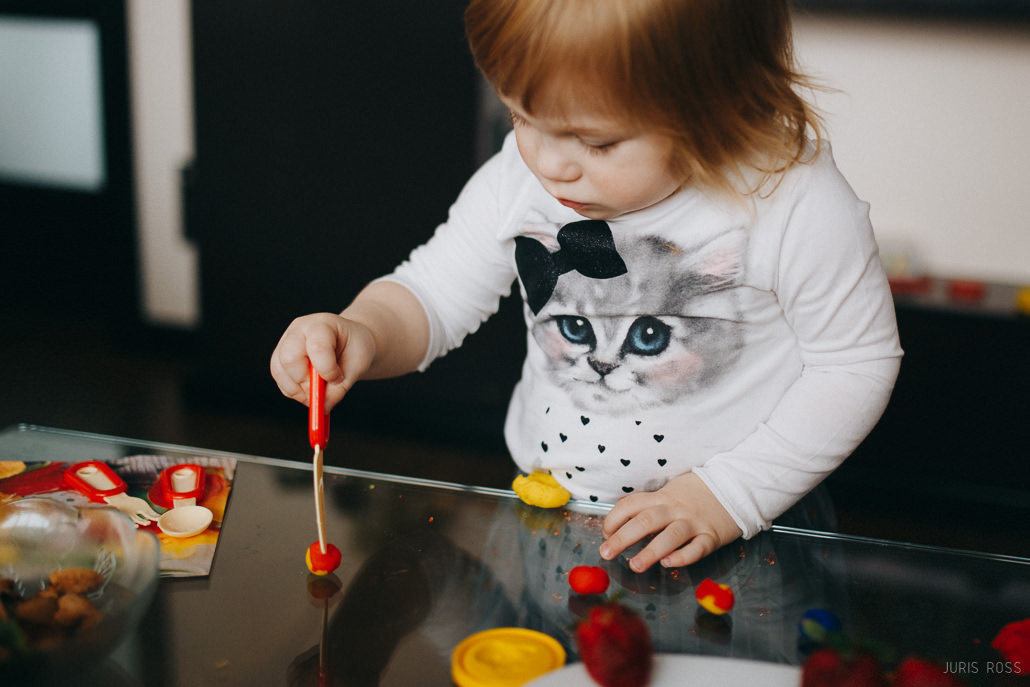 Fotosesija mājās ar dzīvām emocijām un īstām atmiņām