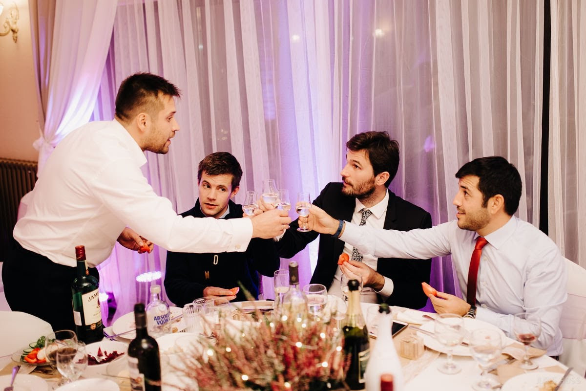 Kāzas rudenī lietainā dienā ar Vecrīgā