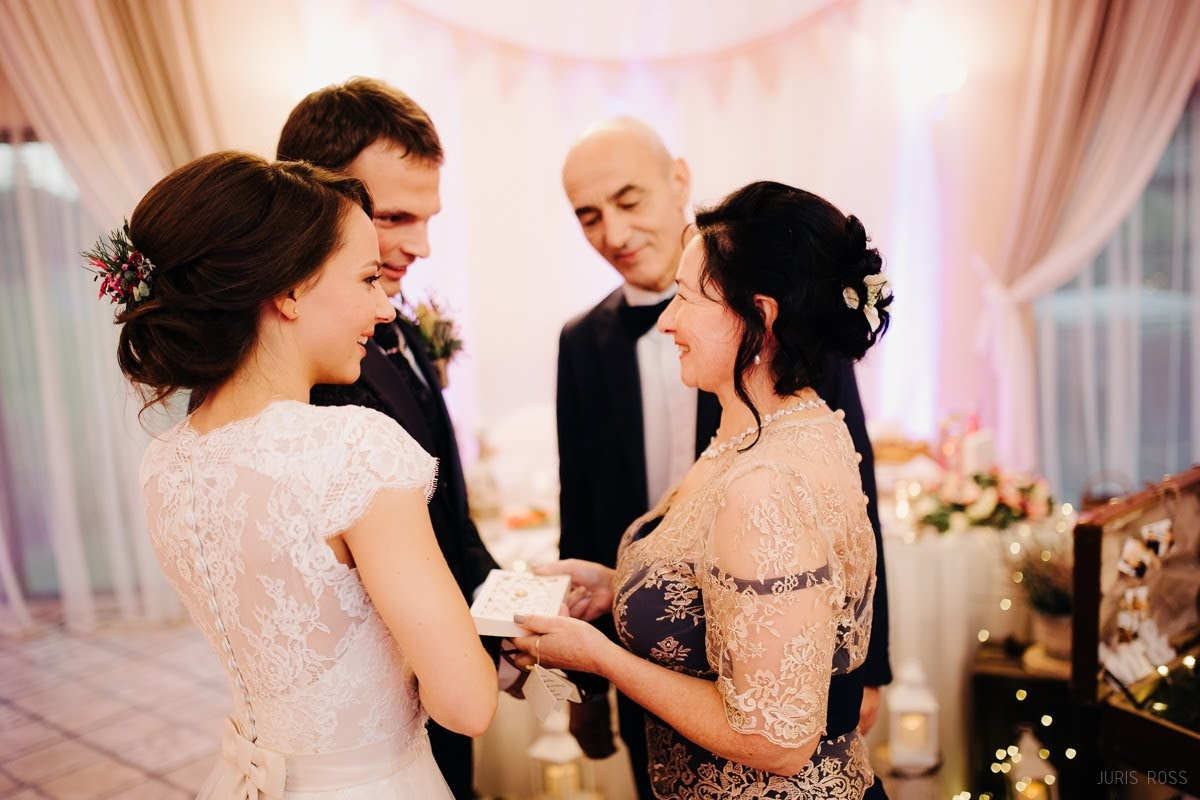 Kāzas rudenī lietainā dienā ar Vecrīgā