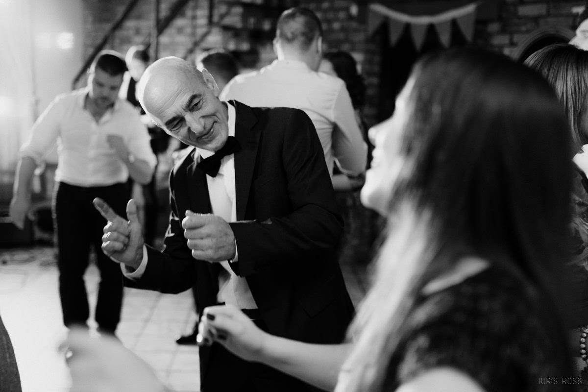 Kāzas rudenī lietainā dienā ar Vecrīgā