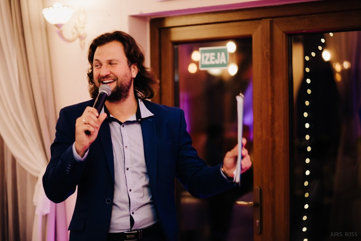 Kāzas rudenī lietainā dienā ar Vecrīgā