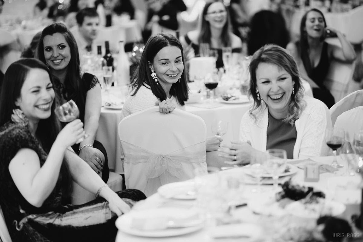 Kāzas rudenī lietainā dienā ar Vecrīgā