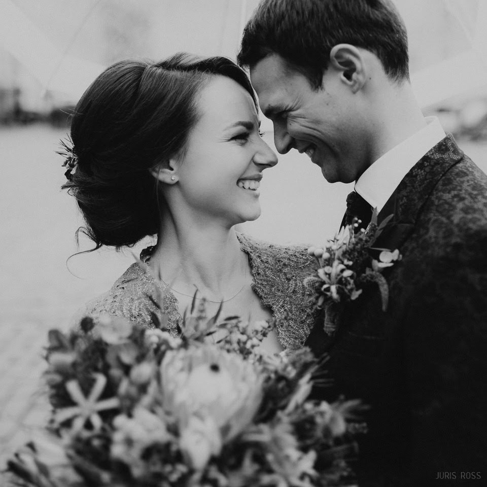 Kāzas rudenī lietainā dienā ar Vecrīgā