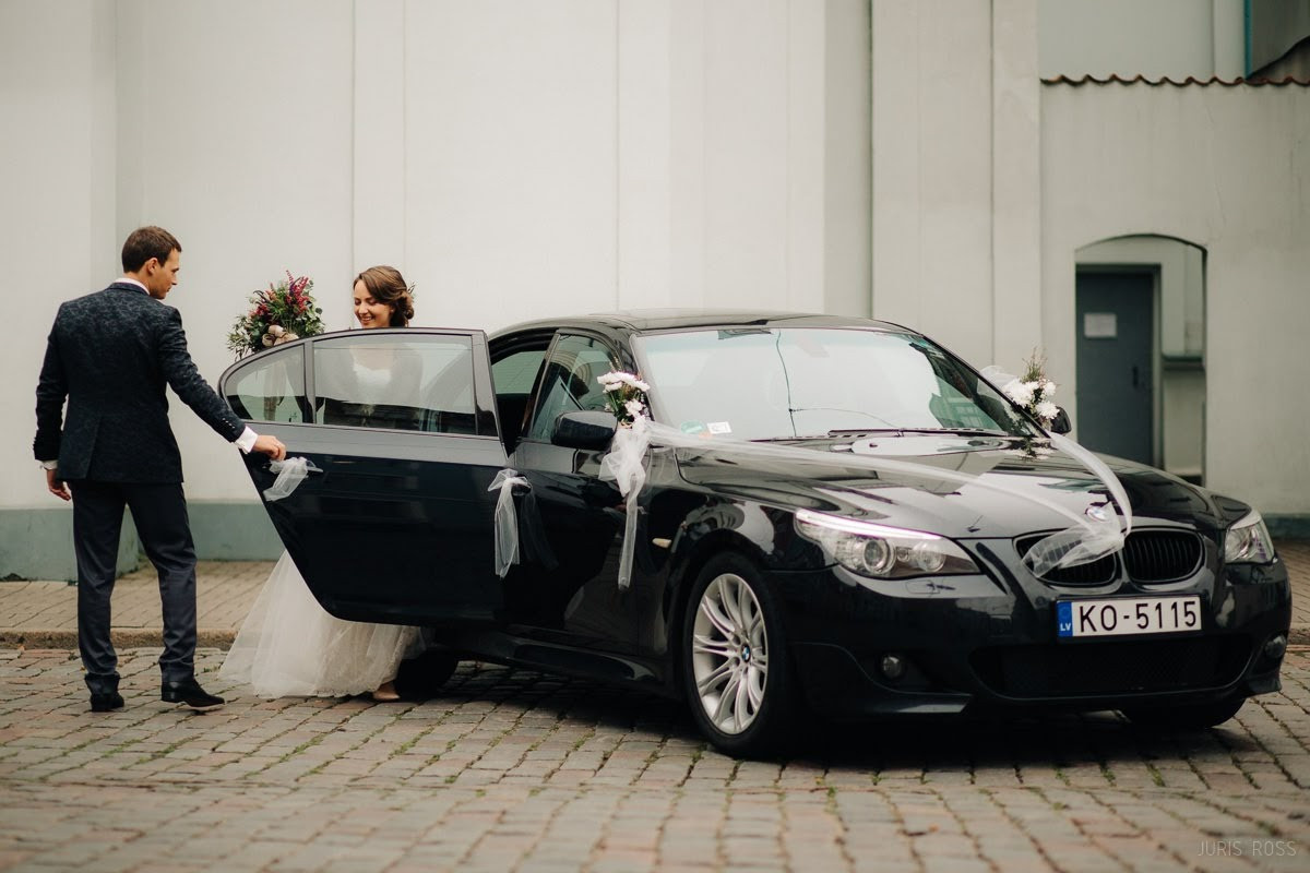 Kāzas rudenī lietainā dienā ar Vecrīgā