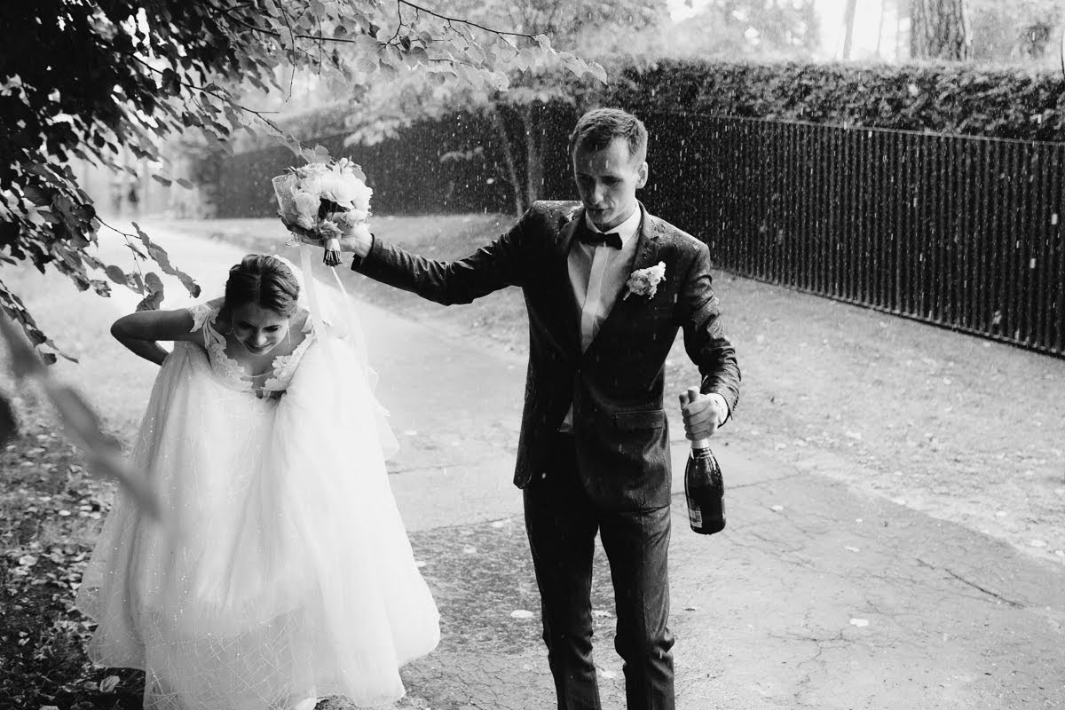 Pozitīvas kāzas Vecrīgā un Jūrmalā ar zagsu, lietu un busiņu