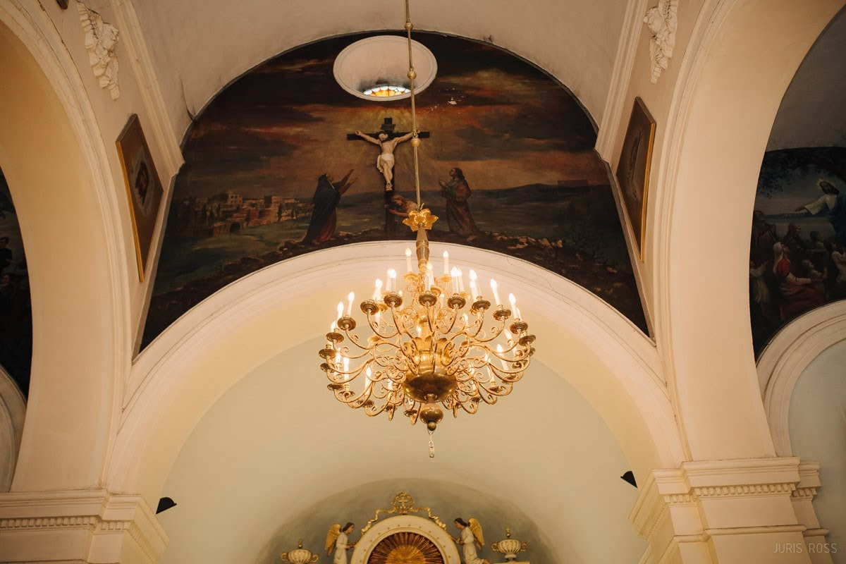 Kāzas rudenī lietainā dienā ar Vecrīgā