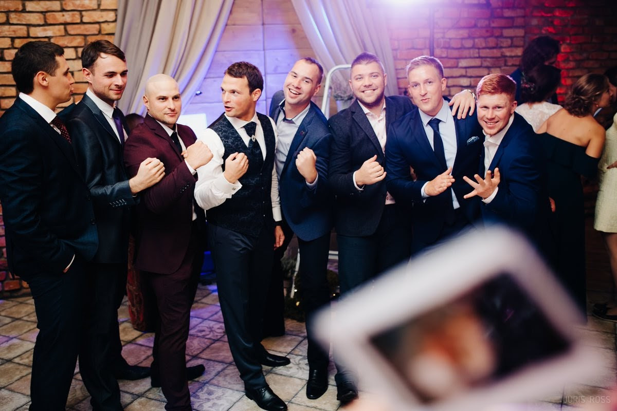 Kāzas rudenī lietainā dienā ar Vecrīgā