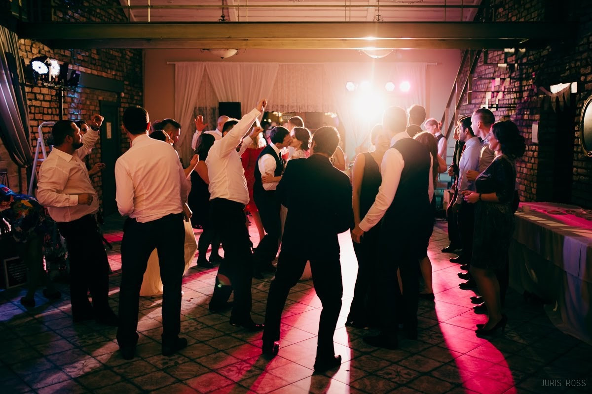 Kāzas rudenī lietainā dienā ar Vecrīgā