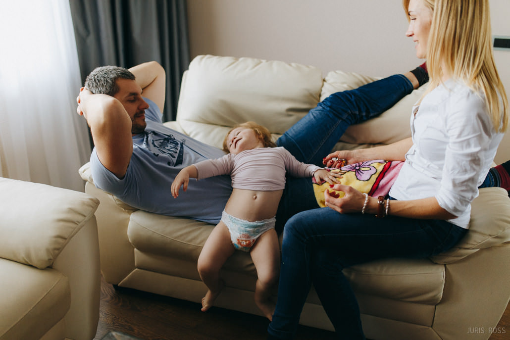 Fotosesija mājās ar dzīvām emocijām un īstām atmiņām