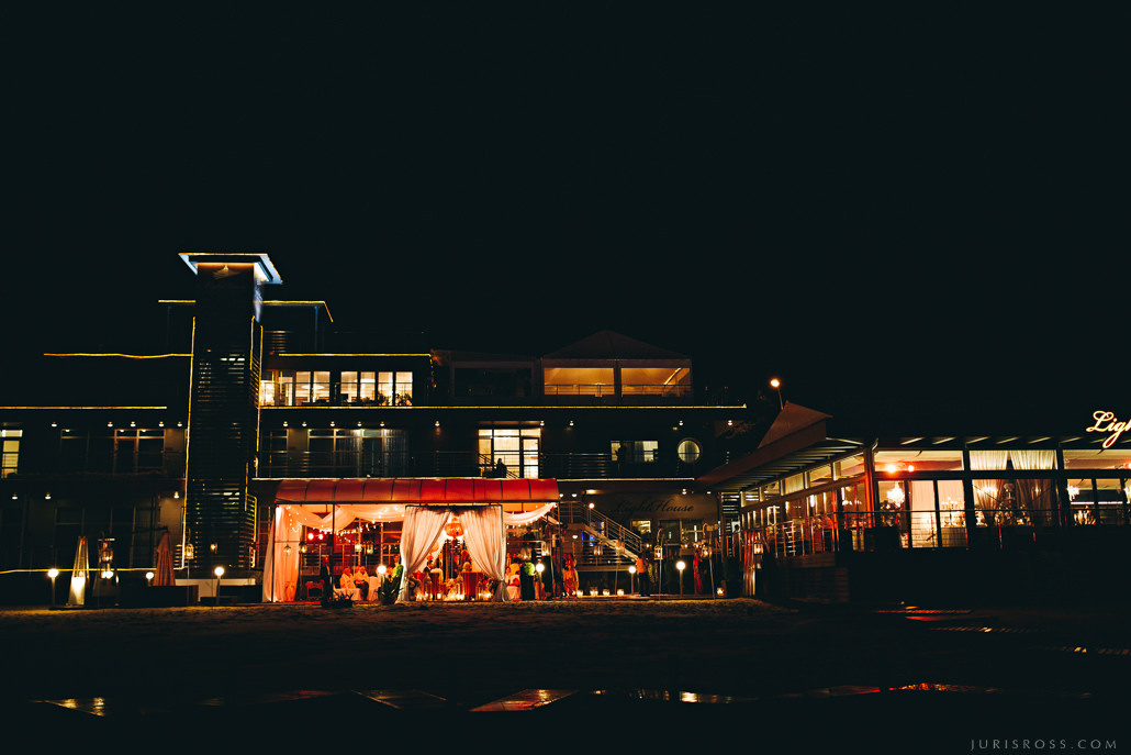 Kāzas LightHouse Jurmala ar ceremonija pludmalē un Augu māja noformēju