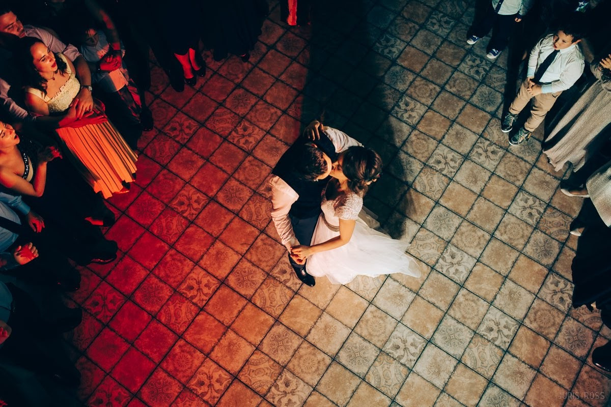 Kāzas rudenī lietainā dienā ar Vecrīgā