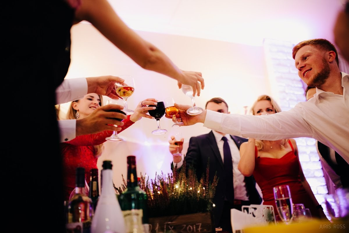 Kāzas rudenī lietainā dienā ar Vecrīgā