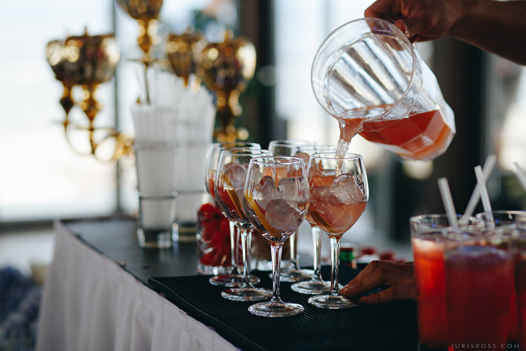 Kāzas LightHouse Jurmala ar ceremonija pludmalē un Augu māja noformēju