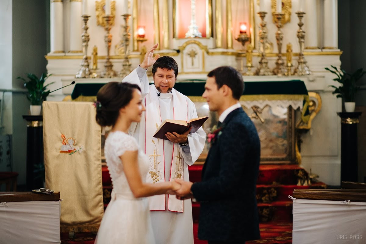 Kāzas rudenī lietainā dienā ar Vecrīgā