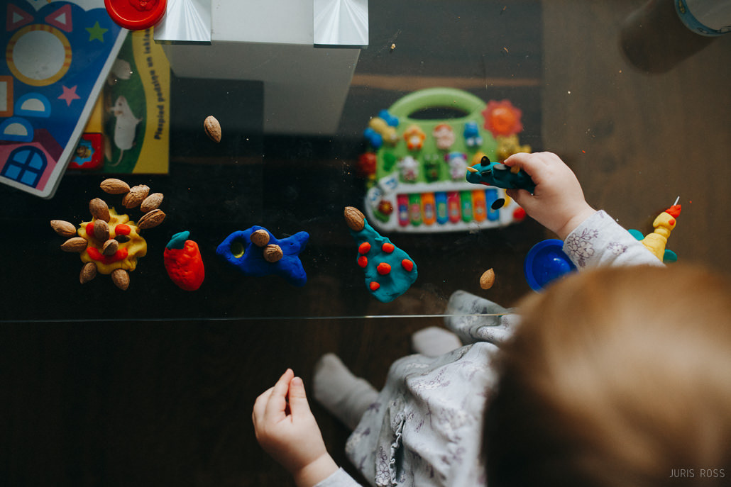 Fotosesija mājās ar dzīvām emocijām un īstām atmiņām