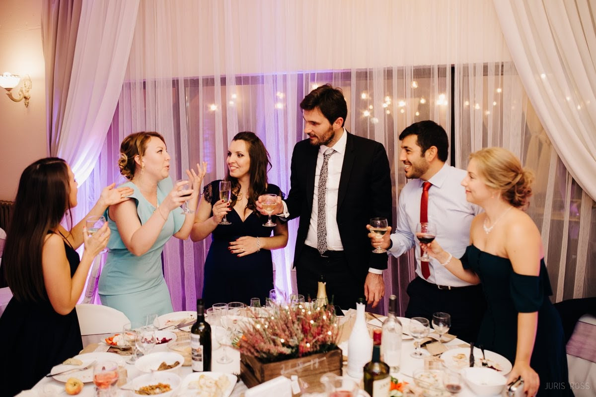 Kāzas rudenī lietainā dienā ar Vecrīgā