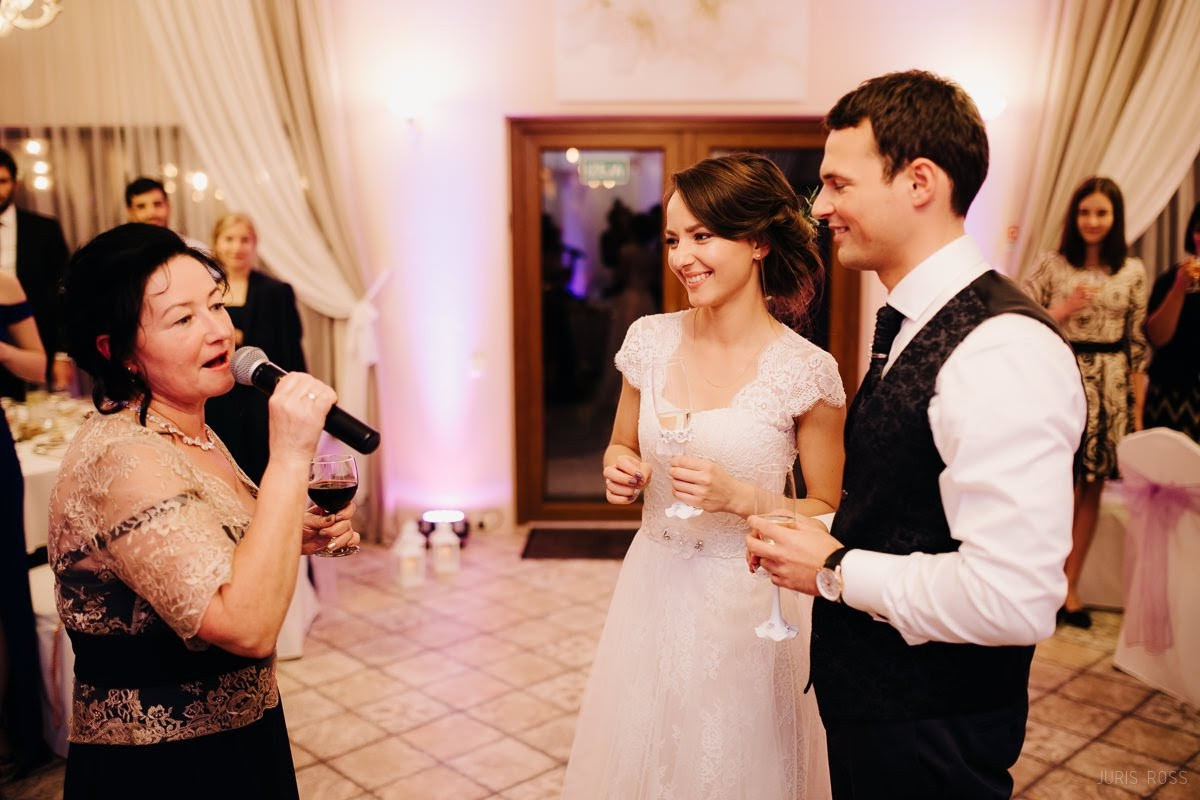 Kāzas rudenī lietainā dienā ar Vecrīgā