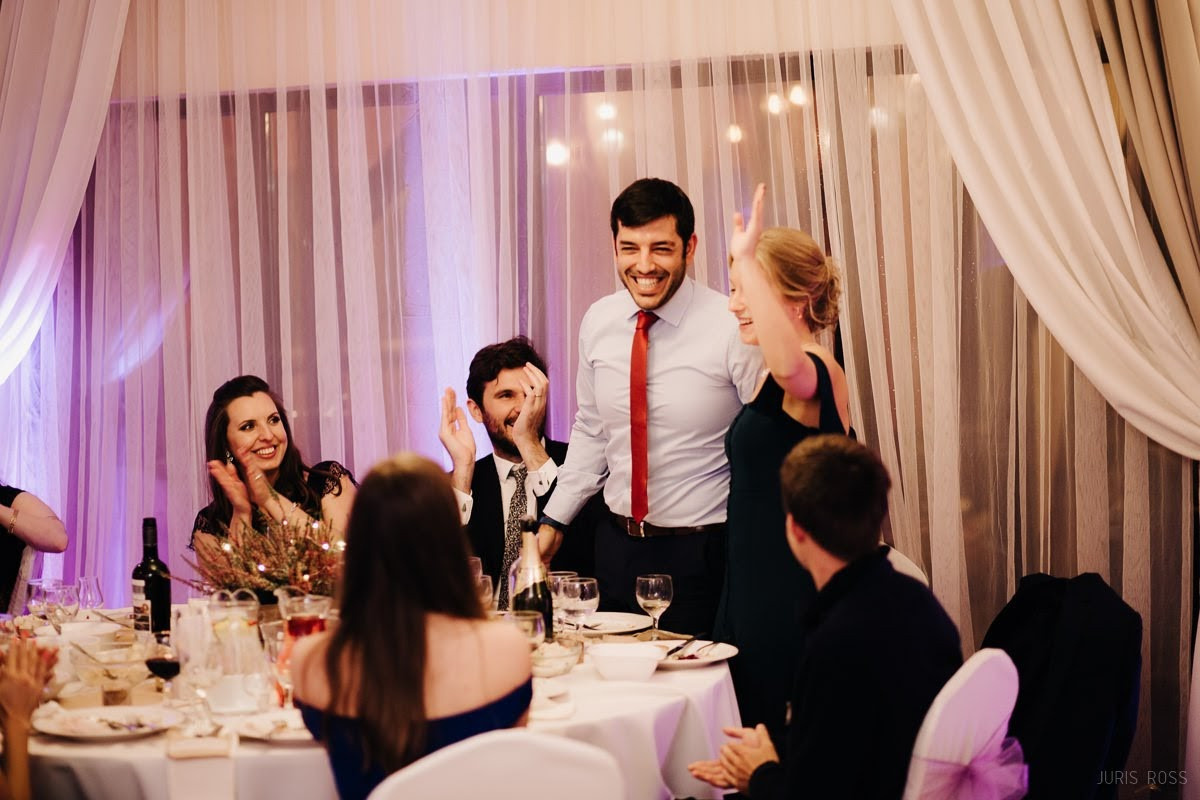 Kāzas rudenī lietainā dienā ar Vecrīgā