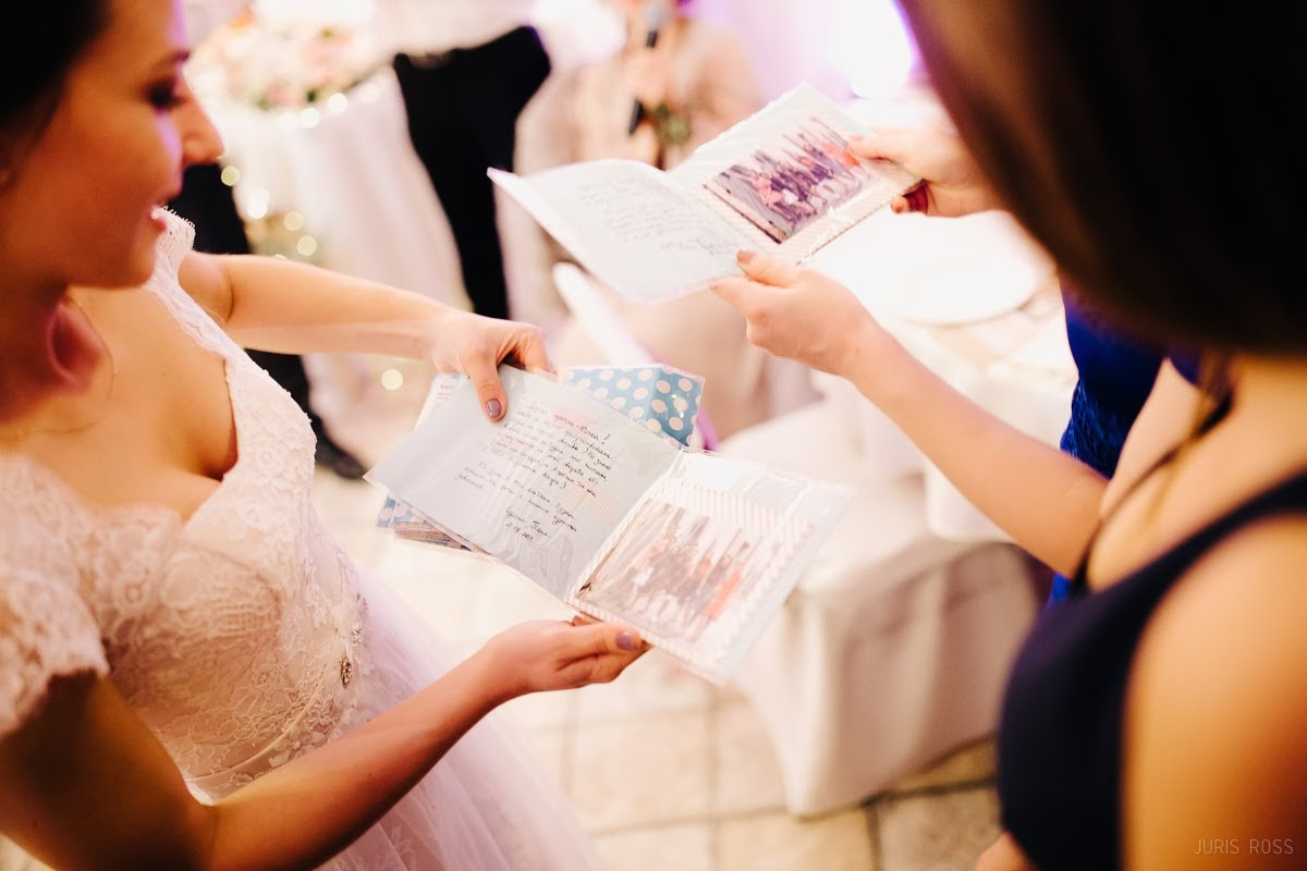 Kāzas rudenī lietainā dienā ar Vecrīgā