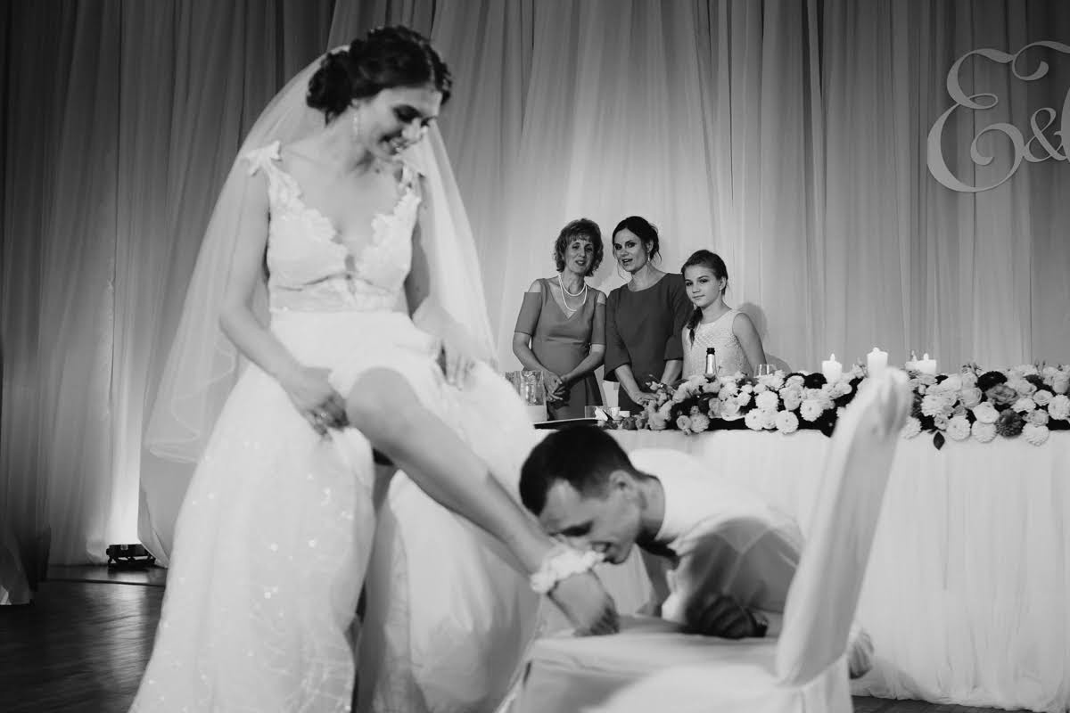 Pozitīvas kāzas Vecrīgā un Jūrmalā ar zagsu, lietu un busiņu